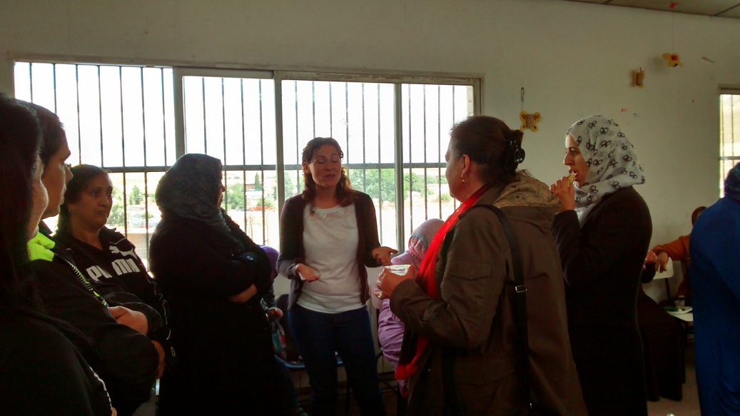 Mujeres marroquíes y gitanas de la Cañada reflexionan sobre las necesidades el barrio
